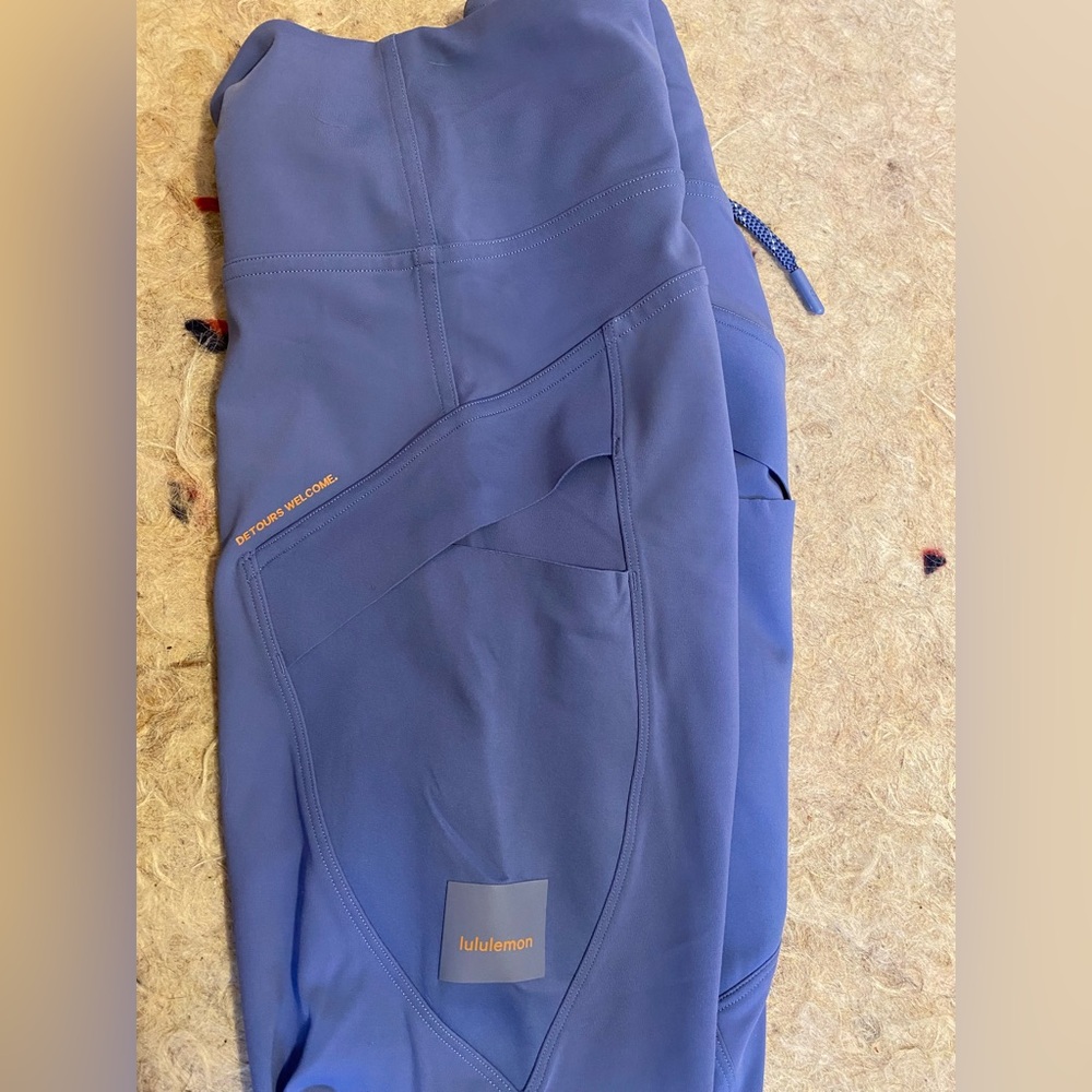 Lululemon Athletica Super High Rise SHR Cargo Hiking Tight 25” in “Chai” size 6 - Picture 5 of 7